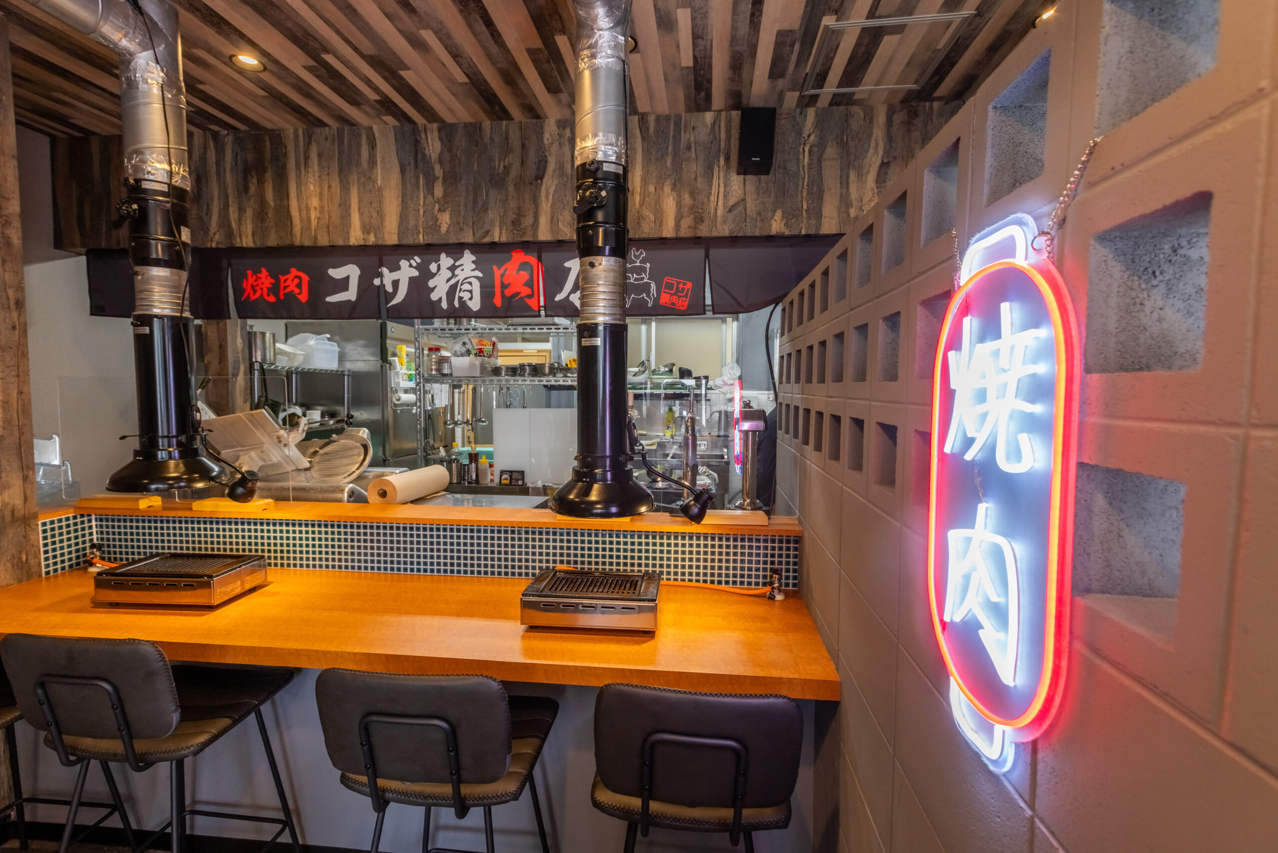 レトロな外観・明るい店内