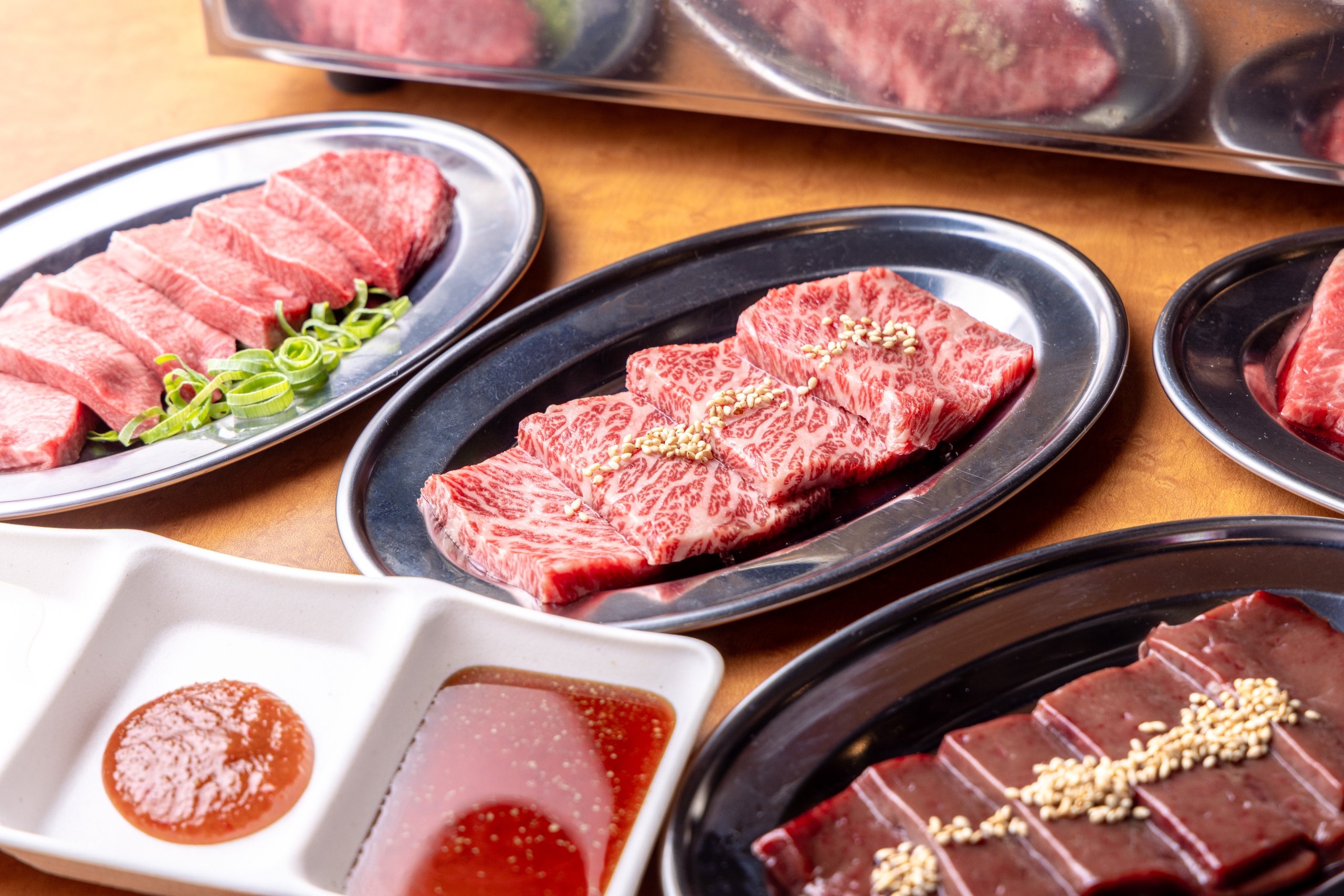 炭火で焼く牛肉