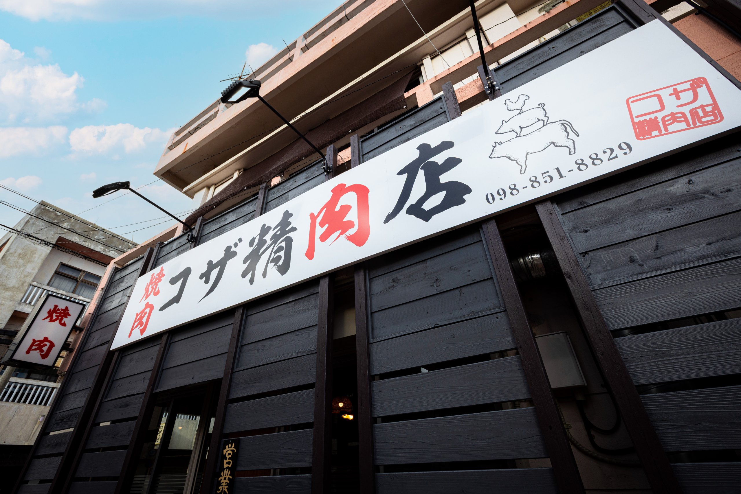 明るく清潔感のある店内